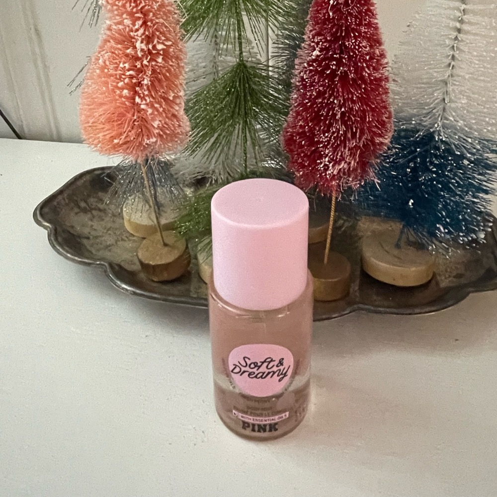 PINK Soft and Dreamy body mist nwt amazing smell perfect stocking stuffer🎄